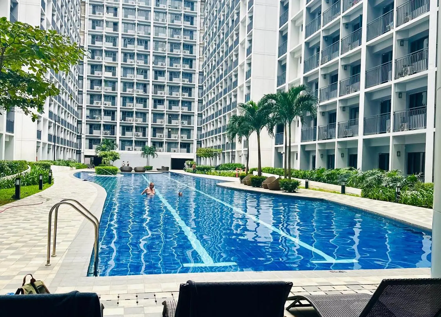 Mid-Century Extent Condo Unit @ Shore 2, Moa Manila Apartment