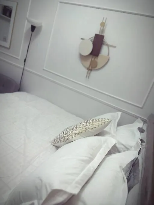 Mid-Century Extent Condo Unit @ Shore 2, Moa Manila 0*,