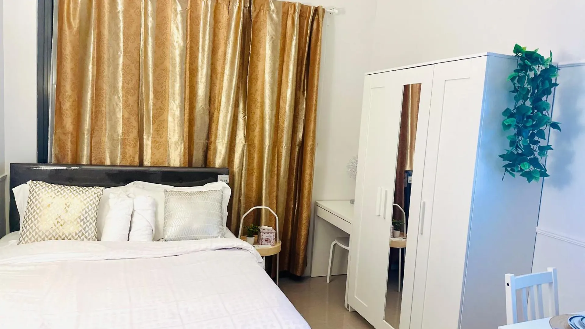 Mid-Century Extent Condo Unit @ Shore 2, Moa Manila Apartment